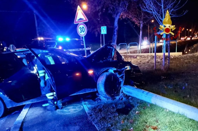 Padova, centra in pieno il palo della luce con l’auto: due i feriti