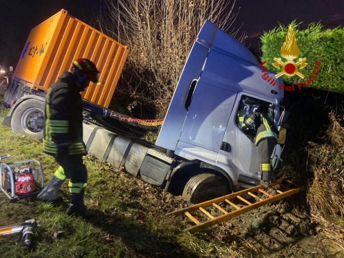 Autoarticolato finisce fuori strada e l’autista rimane incastrato nella cabina
