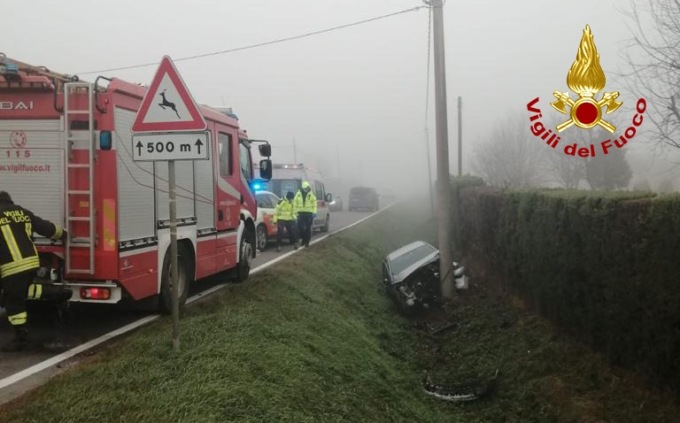 Perde il controllo dell’auto e finisce contro un palo dentro il canale: giovane donna ferita