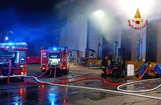 Padova, video e foto dell’incendio al deposito di stoccaggio rifiuti