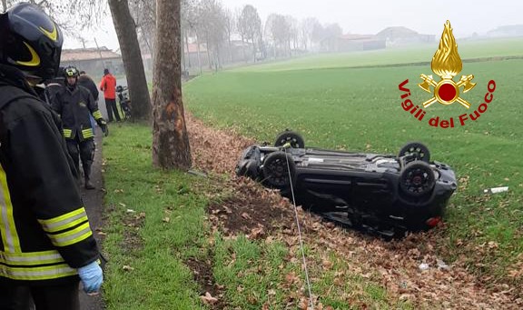 Parroco alla guida perde il controllo dell’auto e si ribalta nei campi: la corsa dei soccorritori per liberarlo dalle lamiere