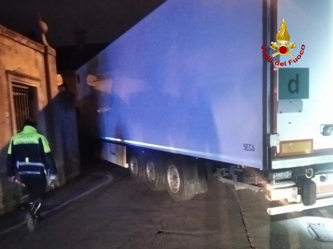 Autoarticolato rimane incastrato in un vicolo, i vigili del fuoco gli “aprono” la  strada