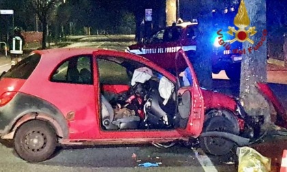 Auto finisce contro un albero a Montegrotto: due feriti