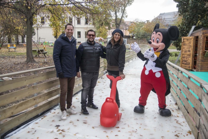 Natale a Padova 2022: che spettacolo la pista di pattinaggio su ghiaccio ai Giardini dell’Arena