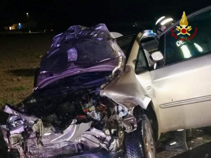 Scontro tra due auto, i pompieri hanno estratto dalle lamiere uno dei conducenti