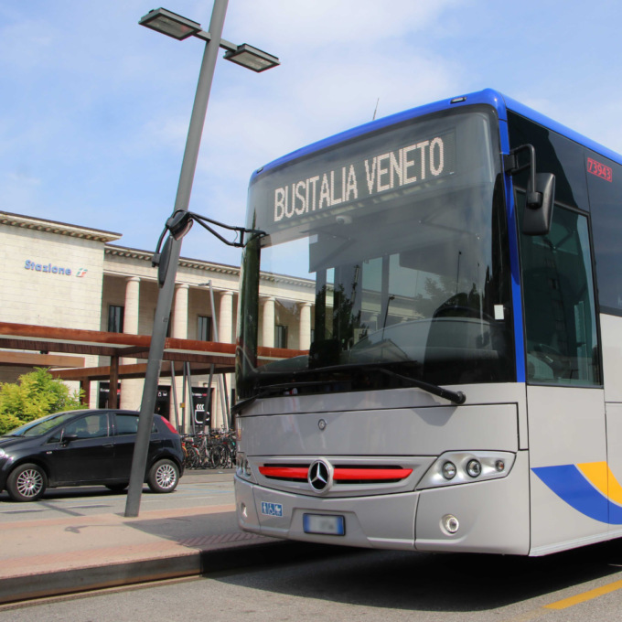 L’autobus arriva al capolinea ma il 50enne pregiudicato non vuole scendere e aggredisce i Carabinieri a calci e pugni