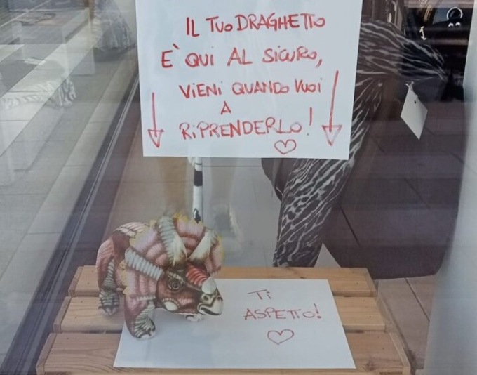 Dinosauro disperso cerca il suo amico del cuore: l’appello in vetrina e sui social