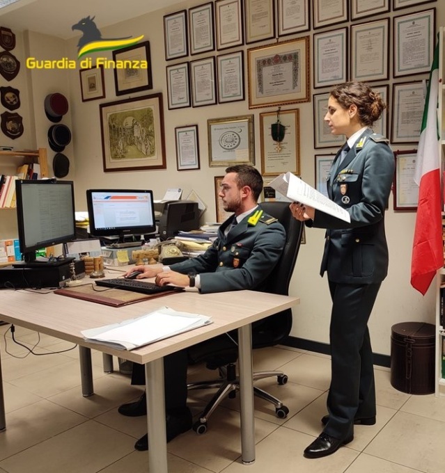 Avevano falsificato tutto per ottenere contributi pubblici (illegali) e fare la vita da “nababbi”