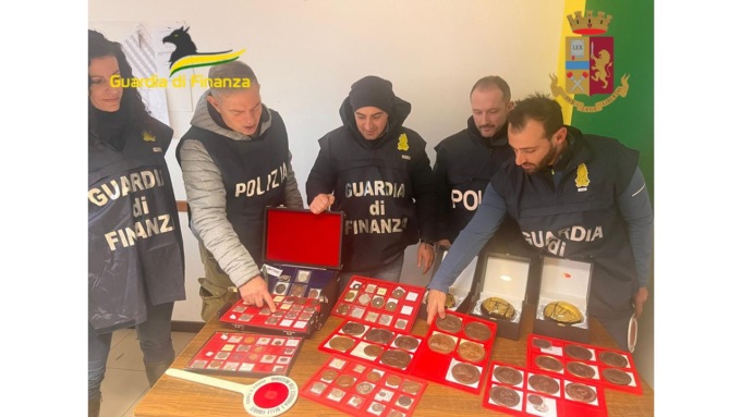 Le indagini li portano dritti al tesoro: un cofanetto con monete antiche del valore di 50mila euro