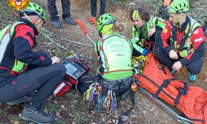 Escursionista 67enne colta da malore: trasportata in barella dai soccorritori per 800 metri