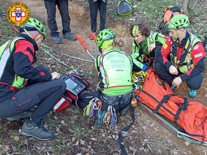 Escursionista 67enne colta da malore: trasportata in barella dai soccorritori per 800 metri