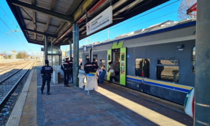 Non erano passeggeri in ritardo, ma stavano scappando sul treno dopo una tentata rapina...