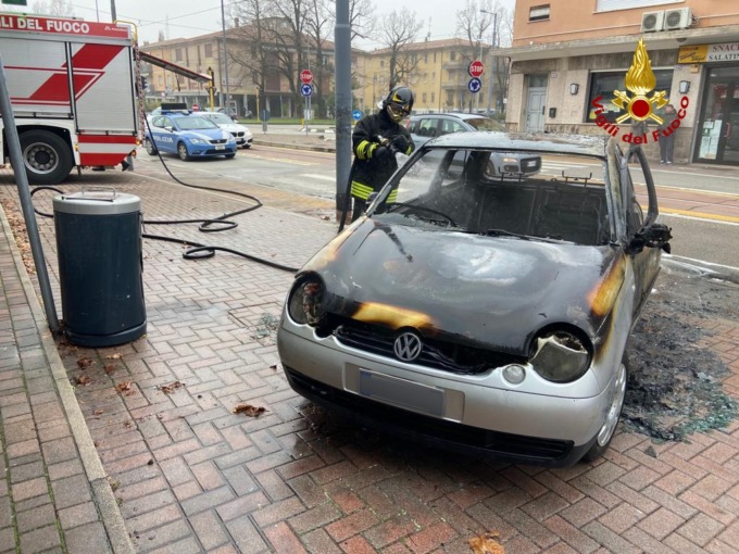 Padova, l’auto prende fuoco mentre sta percorrendo via Guizza: conducente “miracolato”