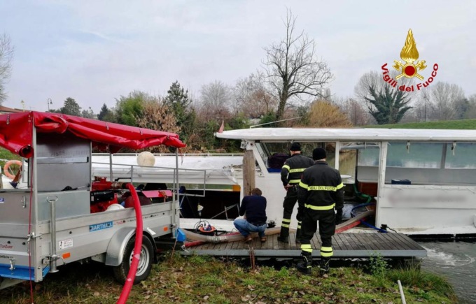 Barca da crociera semi affondata nella golena di San Massimo a Padova