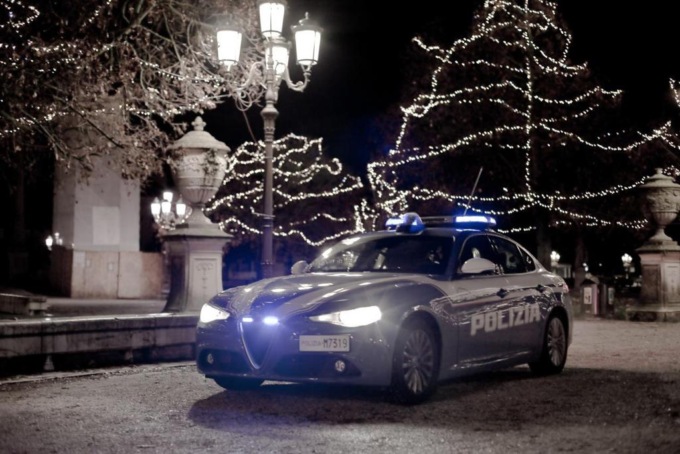 Festeggia il Capodanno esplodendo 23 colpi di pistola: i vicini tornano dalle vacanze e trovano la casa “crivellata” dalle pallottole