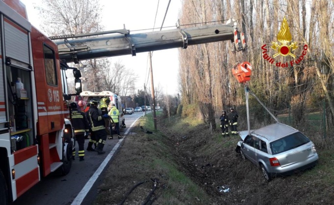 Anguillara Veneta, le foto dell’auto finita rovesciata fuori strada: un ferito grave