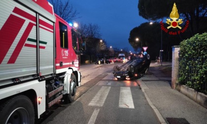 Schianto all'alba a Selvazzano, un'auto si rovescia: donna ferita estratta dalle lamiere