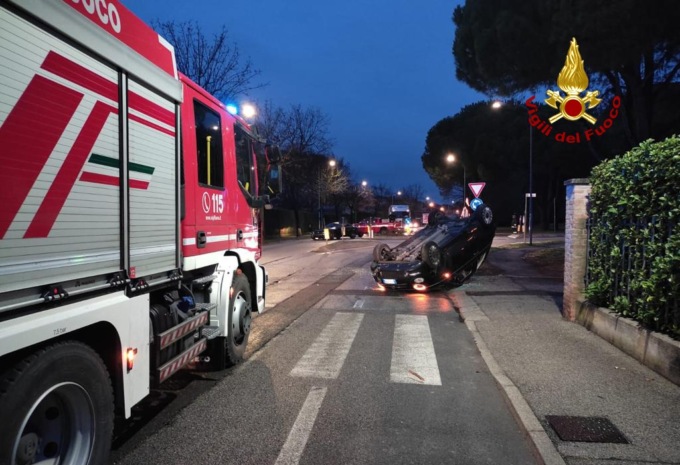 Schianto all’alba a Selvazzano, un’auto si rovescia: donna ferita estratta dalle lamiere