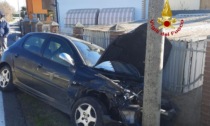 Incidente tra due auto a Stanghella, una finisce contro un palo nel fossato: un ferito