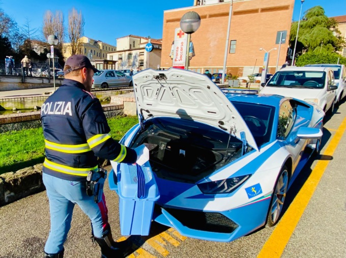 Trapianto di organi, la corsa in Lamborghini dei poliziotti da Padova a L’Aquila per salvare una vita