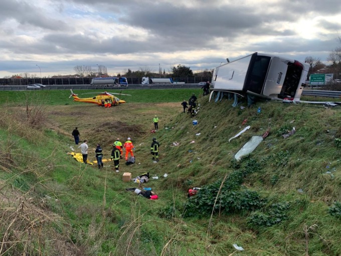Paura in A13, video e foto dell’autobus che si è ribaltato con 52 persone a bordo