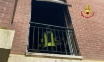 Incendio nell'appartamento del condominio a Padova: donna salvata dai Vigili del fuoco