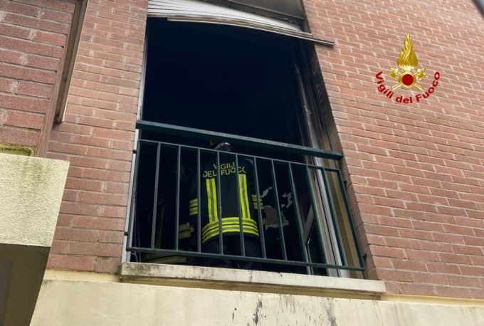 Incendio nell’appartamento del condominio a Padova: donna salvata dai Vigili del fuoco