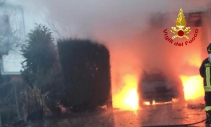 Paura a Teolo, auto divorata dalle fiamme nel ricovero attrezzi: due anziani intossicati