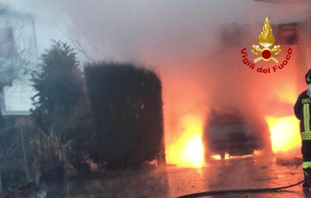 Paura a Teolo, auto divorata dalle fiamme nel ricovero attrezzi: due anziani intossicati