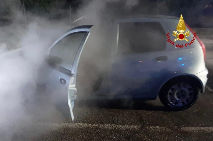 “Qualcosa non va”: ci credo, l’auto stava prendendo fuoco! Paura a Sant’Elena (ma si salva…)