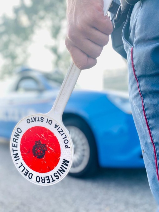 Tampona un’auto con il furgone rubato e scappa, arrestato 35enne moldavo: era ricercato per un incidente “fotocopia”