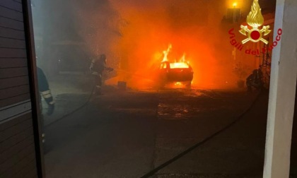 Riesce a portare fuori l'auto dal garage prima che prenda fuoco: momenti di paura a Brugine