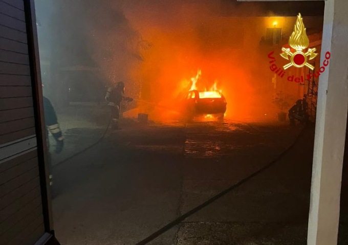 Riesce a portare fuori l’auto dal garage prima che prenda fuoco: momenti di paura a Brugine