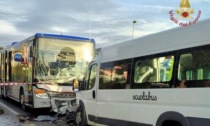 Cittadella, malore alla guida: lo scuolabus sbanda e si schianta contro un pullman. Morto un 63enne