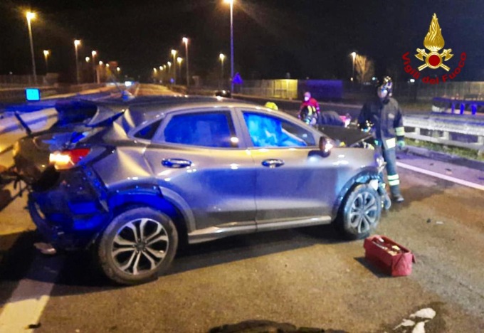 Violento schianto in tangenziale: l’auto finisce contro la cuspide del guardrail