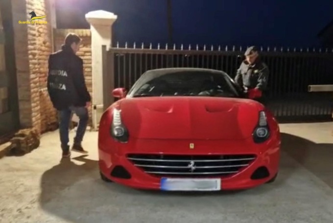 Milionari (giravano in Ferrari) ma “invisibili” al Fisco: i “re” della truffa sono due padovani