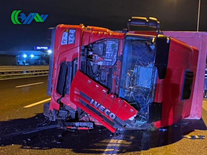 Padova, autotreno si ribalta in A4 nella notte: le foto dell’incidente