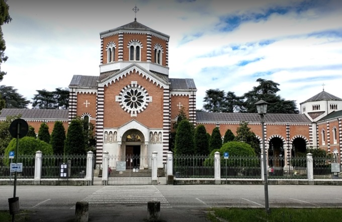 Rissa tra rom al corteo funebre: botte da orbi al Cimitero Maggiore di Padova