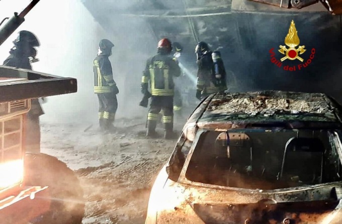 Fiamme in un box di lamiera a Curtarolo: distrutte due auto