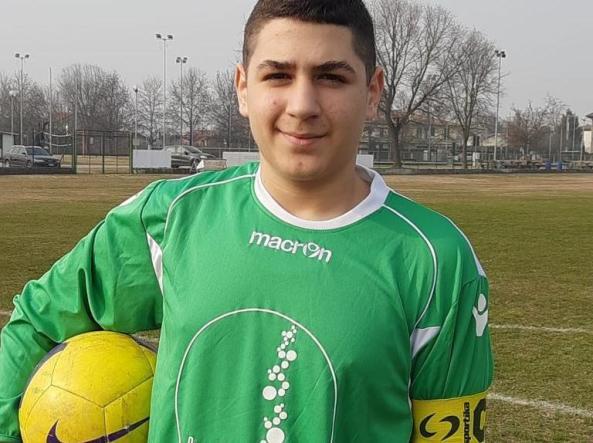 Calcia fuori un rigore inesistente, Davide vince in sportività