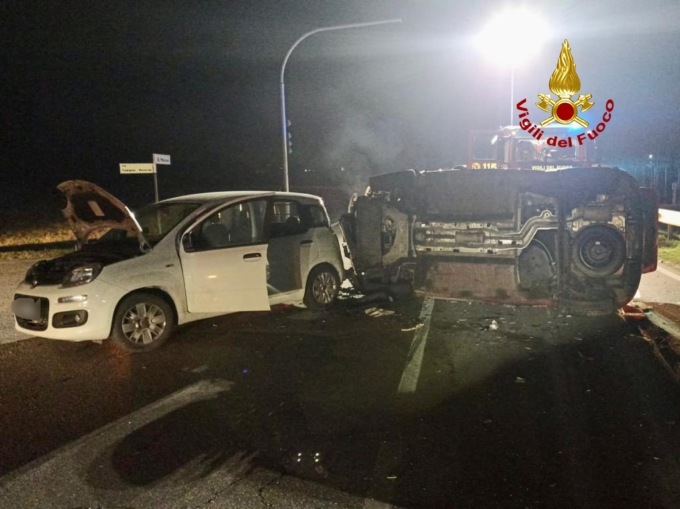 Scontro tra due auto, una finisce rovesciata: due feriti, uno estratto dalle lamiere