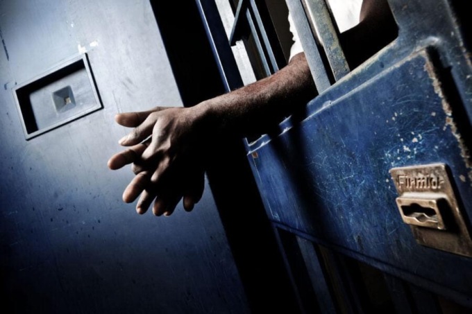 “Devo fare pipì”: ma il 16enne inganna tutti e riesce a scappare dalla cella di sicurezza sparendo nel nulla