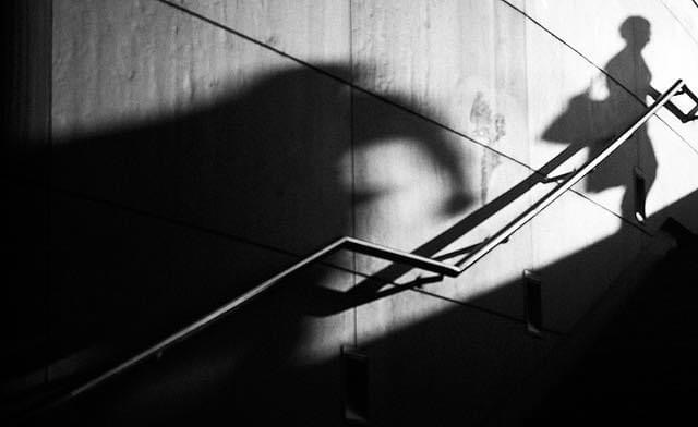 Agguato con l’acido sotto casa, l’ex compagno della 52enne: “Ma quale gelosia, non c’entro niente!”