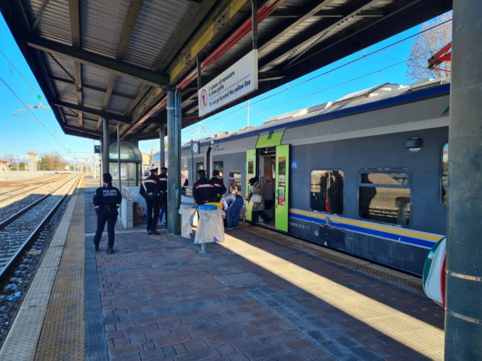 Stazione di Cittadella, prende a pugni il distributore automatico di biglietti: arrestato 20enne straniero