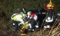 Grave incidente sulla Padana Inferiore, auto "vola" fuori strada: due feriti estratti dalle lamiere