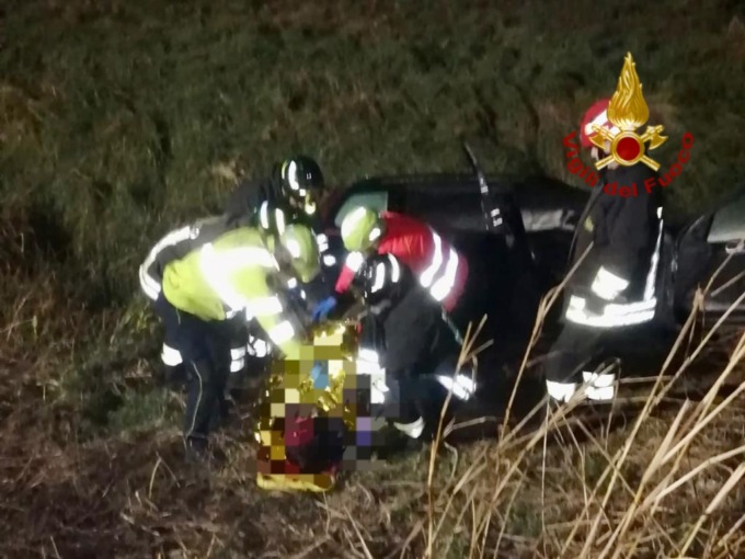 Grave incidente sulla Padana Inferiore, auto “vola” fuori strada: due feriti estratti dalle lamiere