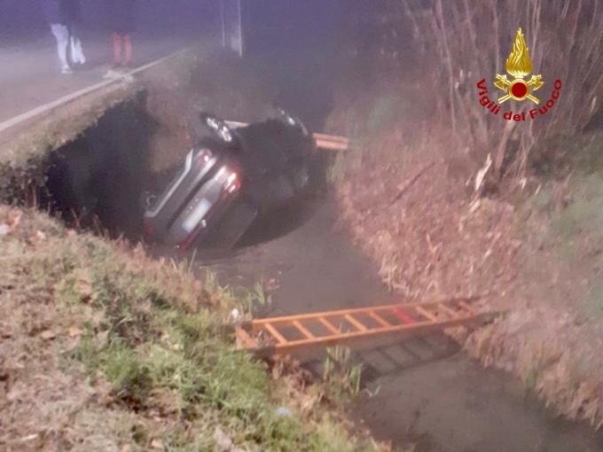 Paura nella notte a Piombino Dese: l’auto sbanda e finisce nel canale