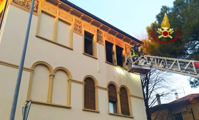 Incendio appartamento a Padova, fiamme nella stanza e danni da fumo in tutta casa