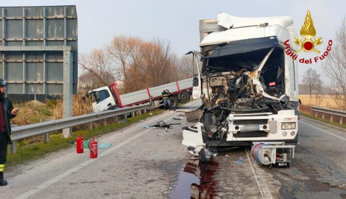 Tremendo scontro tra due camion sulla Strada del Santo: uno degli autisti in ospedale