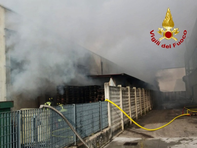 Pauroso incendio in un’azienda di lavorazione del vetro, crollato il tetto: alta colonna di fumo nero